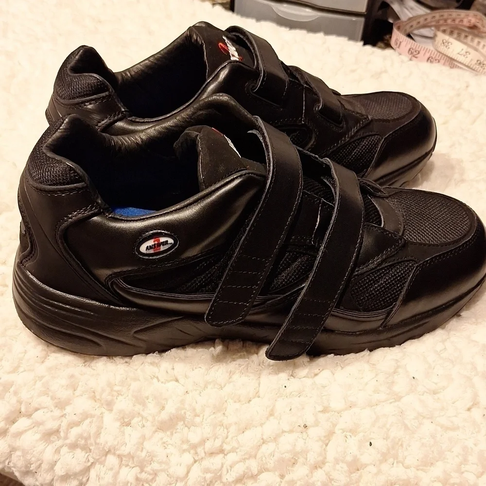 Mens Answer solid black hook and loop sneakers. Like new***** size 14